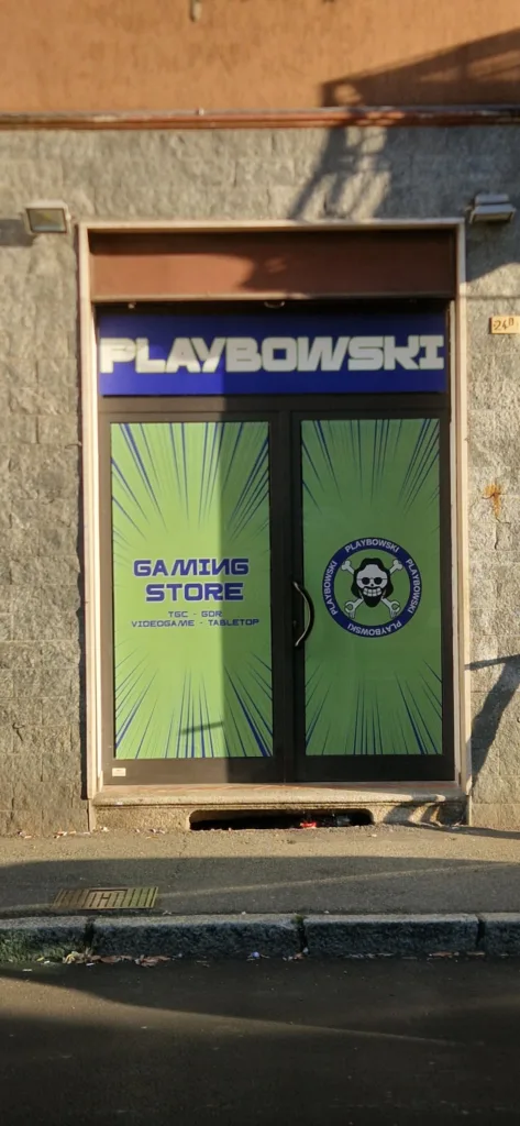 La vetrina di Playbowski, gaming store in Corso Trieste 24/D a Novara